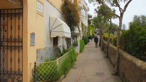 Gente-Caminando-En-La-Típica-Calle-Estrecha-En-La-Isla-De-Capri,-Italia