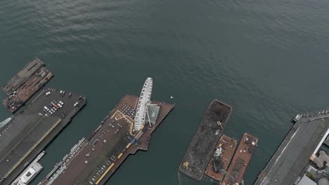Luftaufnahme-Des-Seattle-Pier,-Der-Sich-Auf-Die-Entladung-Seiner-Nächsten-Frachtlieferung-Vorbereitet
