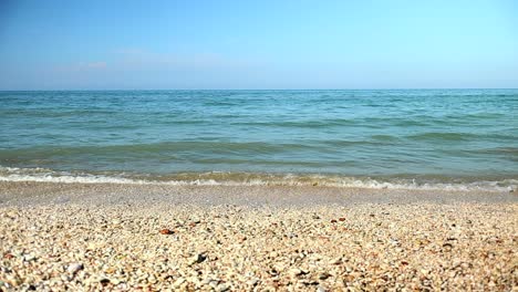 Meereswellen-Rollen-An-Einem-Italienischen-Strand-Der-Adria