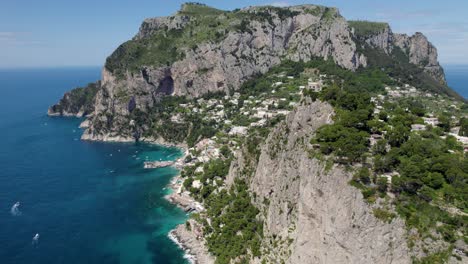Terreno-Accidentado-Y-Escarpado-De-La-Turística-Isla-De-Capri,-Italia