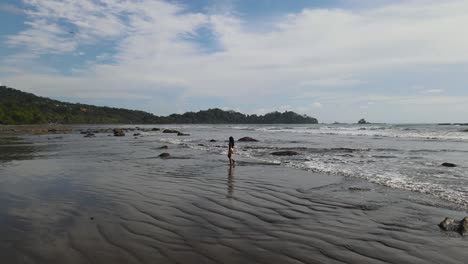 Weitwinkelaufnahme-Einer-Dame,-Die-An-Einem-Strand-In-Costa-Rica-Spaziert