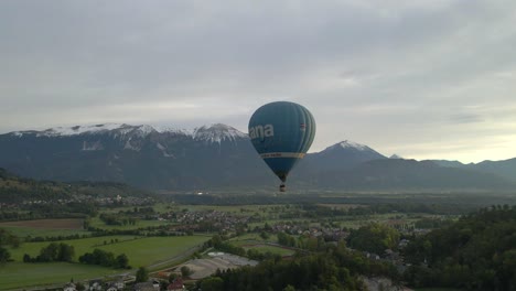 Ballon-Schwebt-über-Dem-Malerischen-Tal-In-Den-Julischen-Alpen-In-Slowenien