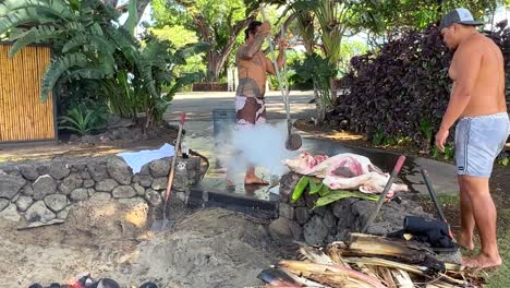 Füllen-Sie-Die-Körperhöhle-Eines-Kalua-Schweins-Mit-Heißen-Steinen,-Bevor-Sie-Es-In-Die-Imu-Grube-Eines-Traditionellen-Hawaiianischen-Luau-Legen