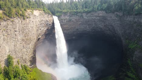 Breathtaking-Helmcken-Falls-plunging-into-the-Murtle-River-in-the-idyllic-Wells-Gray-Provincial-Park-in-British-Columbia,-Canada