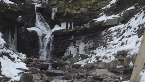 Wasserfall-Im-Winter,-Cinemagraph-Endlosschleife-Des-Wasserflusses