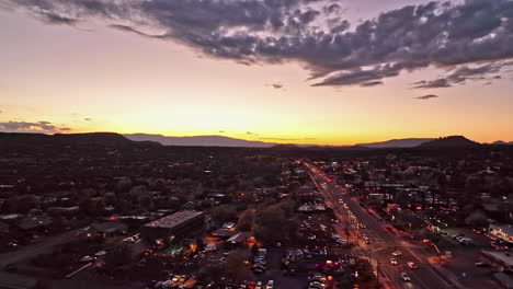 Filmische-Dämmerungs-Drohnenaufnahme-Von-Verkehr-Und-Häusern-In-Sedona,-Arizona