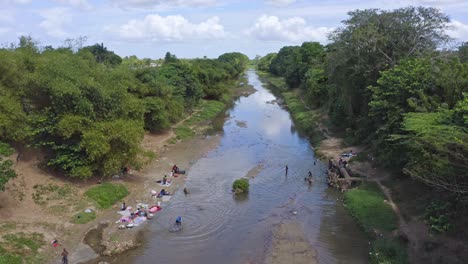 Haitian-families-washing-their-dirty-clothing-in-the-Dajabón-river