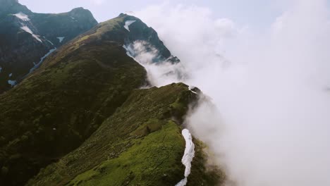 Ein-Langsamer-Drohnenschuss-In-Den-Wolken-Einer-Langen-Bergkette-In-Island