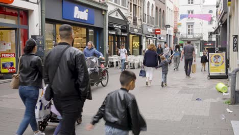 Menschen,-Die-In-Der-Berühmten-Einkaufsstraße-Lange-Munt-In-Gent,-Belgien,-Spazieren-Gehen