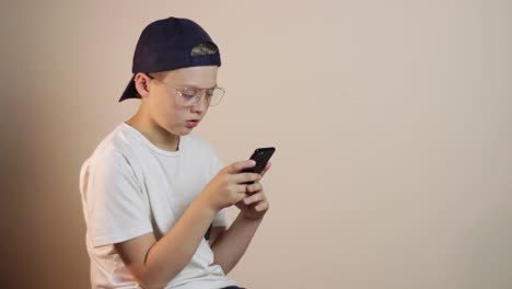 Teenager-getting-mentally-affected-by-Instagram-reels-scrolling