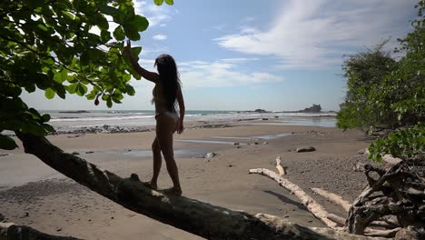 Junge-Frau-Erkundet-Und-Spaziert-An-Einem-Strand-An-Der-Küste-Von-Costa-Rica