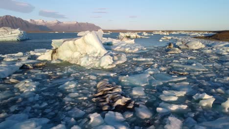 Increíble-Paisaje-Con-Icebergs-En-La-Laguna-Glacial-Jokulsarlon