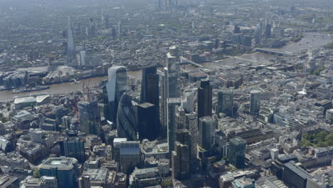 Hochkarätige-Drohne-Schoss-über-Londoner-Wolkenkratzer-Und-Das-Stadtzentrum