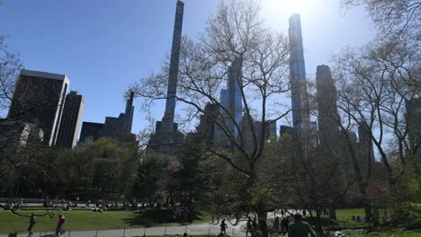 Menschenmassen-Genießen-Einen-Schönen-Tag-In-Der-Sonne-Im-Central-Park-Mit-Der-Skyline-Von-Manhattan-Im-Hintergrund