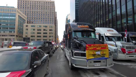 Trucker-Des-Freiheitskonvois-Protestieren-Energisch-Gegen-Covid-Impfvorschriften,-Die-Straßen-In-Ottawa,-Ontario,-Kanada,-Blockieren,-Indem-Sie-Ihre-Kräfte-Und-Ermutigungen-Gegen-Die-Gesundheitsdiktatur-Einsetzen