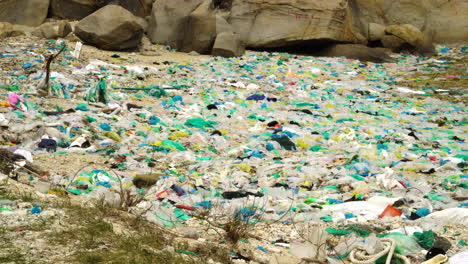 Erbärmlicher-Zustand-Des-Strandes-Aufgrund-Von-Müll,-Der-Zu-Umweltschäden-Führt