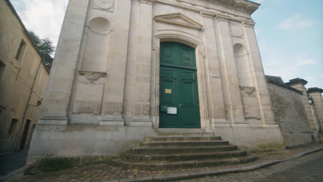 Ukrainische-Katholische-Kirche-In-Frankreich-Weitwinkel-Des-Eingangs-Mit-Hinweisschildern-An-Der-Eingangstür