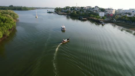Luftdrohne-Eines-Thailändischen-Longtail-Bootes-Auf-Dem-Fluss,-Das-Im-Sommer-Bei-Sonnenuntergang-In-Der-Stadt-Krabi-In-Thailand-Ankommt