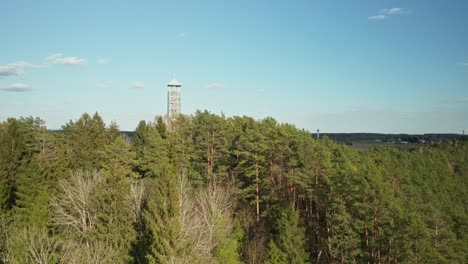 Luftaufnahmen:-Aussichtsturm-Birštonas,-Der-51-Meter-In-Den-Himmel-Ragt