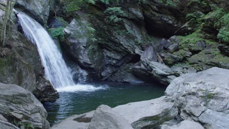 Gebirgsbach-Wasserfall-Statisch-2