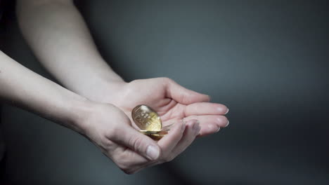 Offene-Handflächen-Fangen-Fallende-Kryptowährungsmünzen,-Schwarzer-Hintergrund
