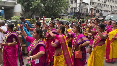 Anhänger-Der-Internationalen-Gesellschaft-Für-Krishna-Bewusstsein-Tanzen-Und-Feiern-Jagannath-Rath-Yatra