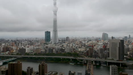 Tokio-Skytree-Volando-Alto-En-Las-Nubes-Sobre-El-Paisaje-De-La-Ciudad-Japonesa