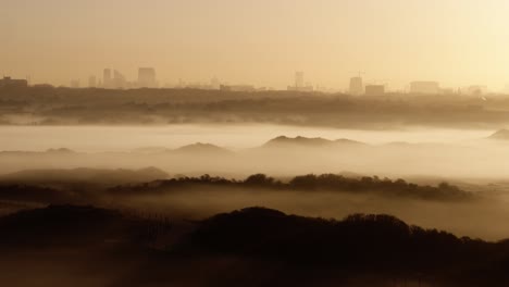 Unheimliche-Neblige-Landschaft-Im-Goldenen-Morgenlicht-Bei-Sonnenaufgang,-Den-Haag