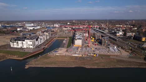 Absteigende-Luftaufnahme-Des-Immobilienprojekts-„Kade-Zuid“-Mit-Luxusapartments-Im-Stadtteil-Noorderhaven-Von-Oben-Gesehen