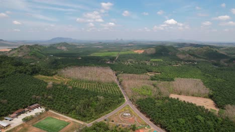 Luftdrohne-Eines-Großen-Grünen-Tals-In-Der-Ländlichen-Bergregion-Von-Krabi-Thailand-An-Einem-Sonnigen-Tag