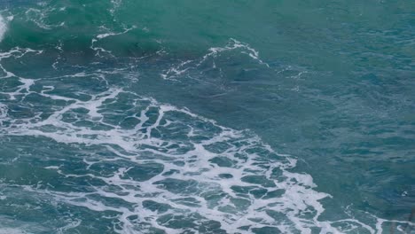 Große-Meereswellen-Und-Rauschende-Weiße-Wellen-Im-Wunderschönen-Türkisfarbenen-Meerwasser-In-Der-Wildnis-Von-Neuseeland,-Aotearoa