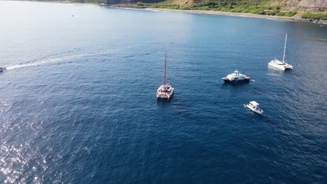 Drohnenaufnahmen-Eines-Katamarans-Mit-Menschen-Und-Mehreren-Booten-In-Der-Nähe-Der-Insel-La-Réunion
