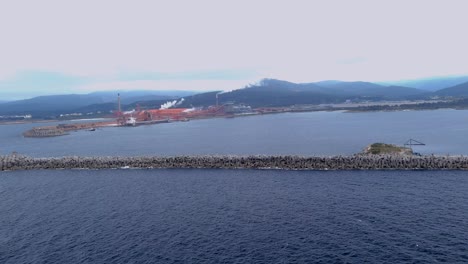 Großes-Schiff-Entlädt-Rohstoffe-Im-Hafen-Der-Aluminiumfabrik-In-San-Cyprian,-Moras,-Xove,-Lugo,-Galizien,-Spanien