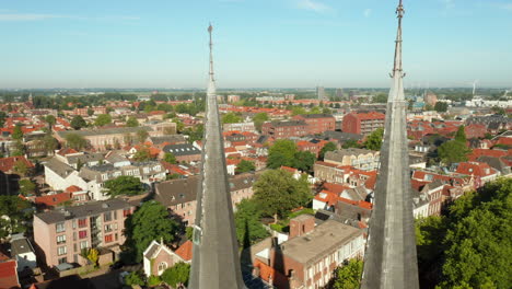 Hoch-Aufragende-Türme-Der-Gouwekerk,-Einer-Kreuzförmigen-Kirche-Im-Neugotischen-Stil-In-Der-Niederländischen-Stadt-Gouda-In-Den-Niederlanden
