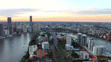 Panoramic-View-Of-Southern-Suburbs-In-Kangaroo-Point-With-Cars-Driving-Across-The-Story-Bridge-In-Brisbane,-Queensland,-Australia