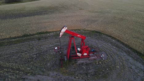 Pumpjack-De-Plataforma-De-Petróleo-Y-Gas-Trabajando-Al-Atardecer-En-La-Zona-Rural-De-Alberta