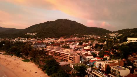 Luftaufnahme-Des-Sonnenuntergangs-über-Kata-Beach-Und-Resorthotels-In-Phuket