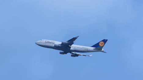 Un-Avión-Lufthansa-B747-Asciende-Después-Del-Despegue-Del-Aeropuerto-Pearson-De-Toronto
