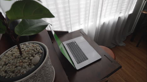 Modernes-Heimbüro-Mit-Silbernem-Laptop,-Während-Sich-Die-Kamera-Langsam-Nach-Oben-Bewegt