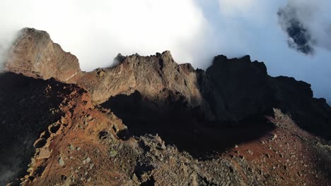 Drohnenaufnahmen-Der-Berge-Des-Gipfels-Des-Piton-Des-Neiges-Auf-Der-Insel-La-Réunion