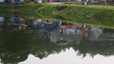 Ankommende-Menschen-Und-Blick-Auf-Einen-Der-Seen-In-Sukabumi,-West-Java,-Indonesien,-8.-Mai-2022