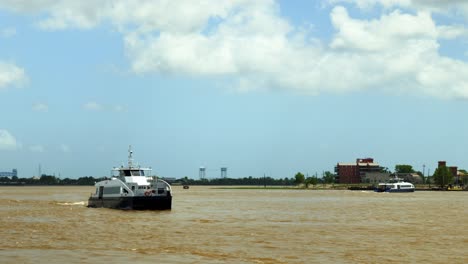 Fähren-Der-Regional-Transit-Authority-überqueren-Den-Mississippi-River,-New-Orleans-Day