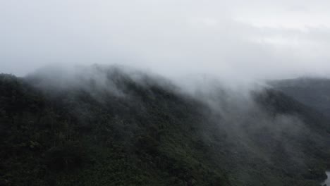 Volando-Sobre-Una-Montaña-De-Niebla-En-Hainan