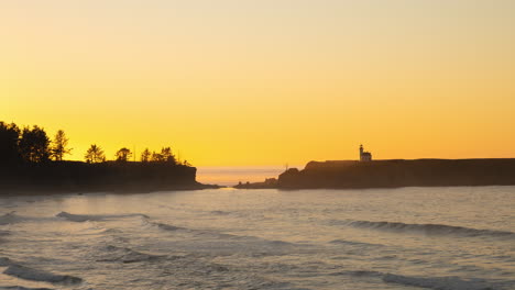 Zeitraffer-Des-Leuchtturms-Von-Cape-Arago-An-Der-Küste-Von-Oregon-Bei-Sonnenuntergang