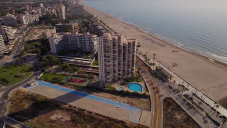Edificios-De-Apartamentos-Y-Resorts-Por-La-Larga-Playa-De-Arena-De-La-Ciudad,-España