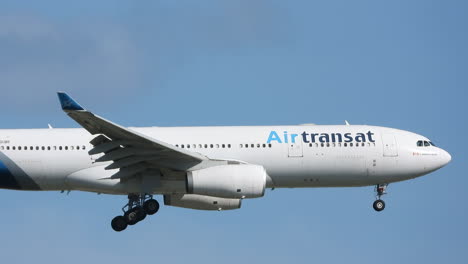 Canadian-Airline-Air-Transat-In-Flight-Approaching-To-Land-At-The-Toronto-Pearson-International-Airport-In-Toronto,-Canada