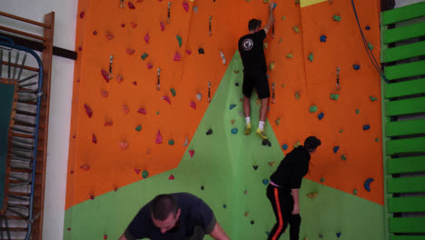 Sportliche-Männer-Klettern-An-Der-Wand-In-Der-High-School