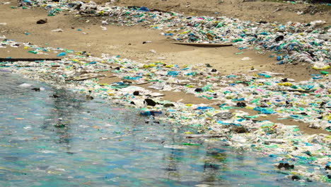 Schmutziges-Meeresstrandufer,-Verschmutzt-Mit-Plastikmüll