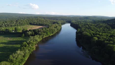 Luftaufnahme-Mit-Blick-Auf-Fluss-Und-Bäume