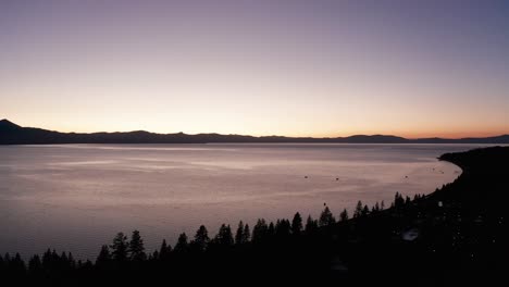 Amplia-Toma-Aérea-De-La-Costa-Del-Lago-Tahoe-En-El-Crepúsculo.